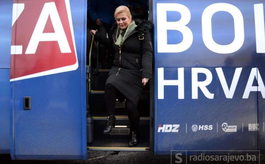 Autobus u kojem je bila hrvatska predsjednica udario vozilo pa "produžio"